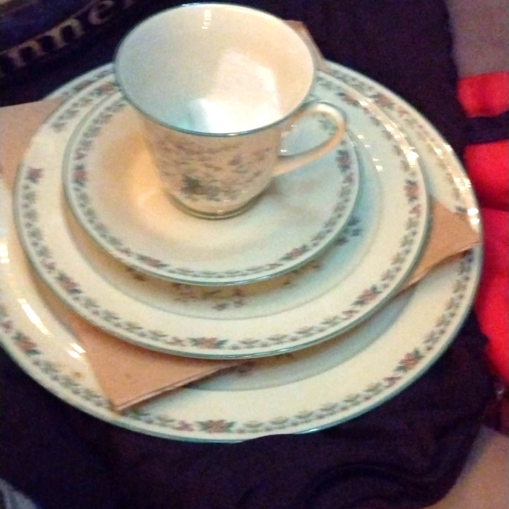 naritake paradise fine china set of 4. it's white with a floral design